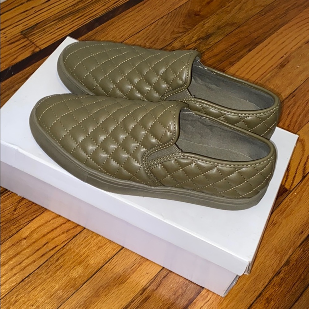 🌟Host Pick🌟 Steve Madden Olive “Bubble” Slip-Ons